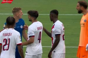 德拉普角球争位置推倒门德斯，多纳鲁马见状怒喷