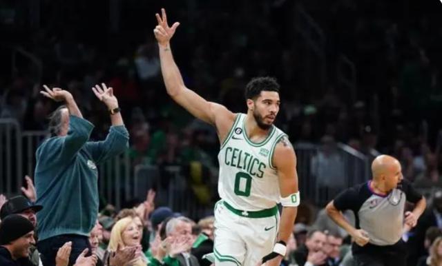 百家乐官方网站-谁说只会打软战？塔图姆挥动镰刀豪取41分斩落骑士